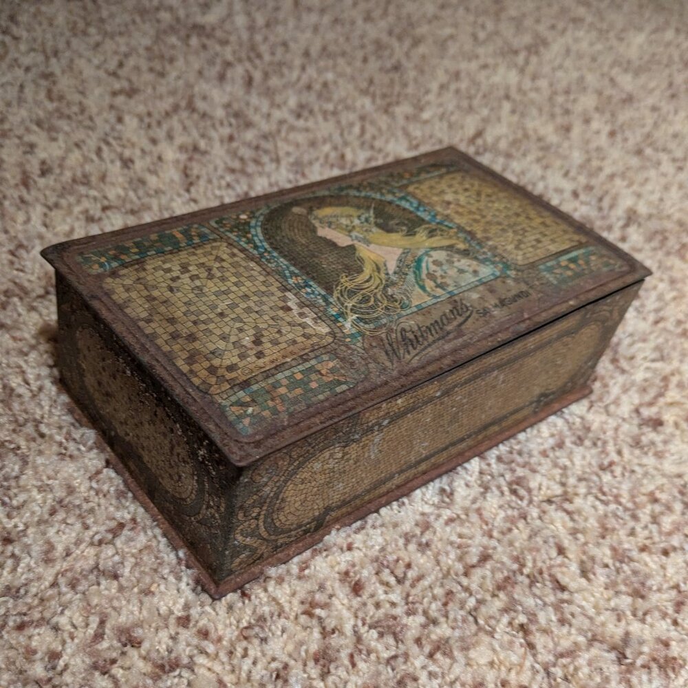Whitman's Salmagundi vintage chocolate tin